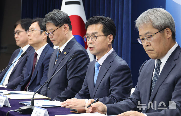 [서울=뉴시스] 김명원 기자 = 신진창 금융위원회 사무처장이 30일 오전 서울 종로구 정부서울청사에서 부동산 불법행위 대응 관계 부처 합동브리핑을 하고 있다. 2025.10.30. kmx1105@newsis.com