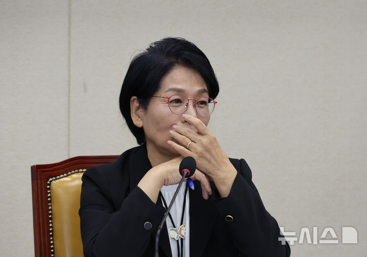 [서울=뉴시스] 김금보 기자 = 최민희 국회 과학기술정보방송통신위원회 위원장이 30일 서울 여의도 국회에서 열린 국정감사에서 의원 질의를 듣고 있다. 2025.10.30. kgb@newsis.com