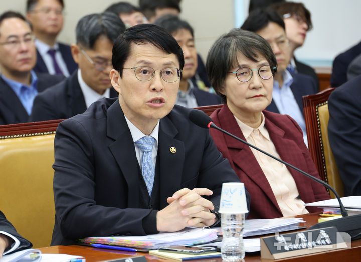 [서울=뉴시스] 김금보 기자 = 최원호 원자력안전위원회 위원장이 30일 서울 여의도 국회에서 열린 과학기술정보방송통신위원회 국정감사에서 질의에 답하고 있다. 2025.10.30. kgb@newsis.com