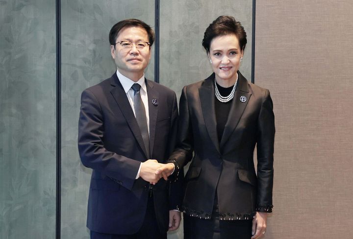 [서울=뉴시스] 여한구 산업통상부 통상교섭본부장이 30일 경북 경주시 소노캄에서 수파지 수툼뿐 태국 상무부 장관과 면담하기 앞서 기념촬영 하고 있다. (사진=산업통상부 제공) 2025.10.30. photo@newsis.com *재판매 및 DB 금지