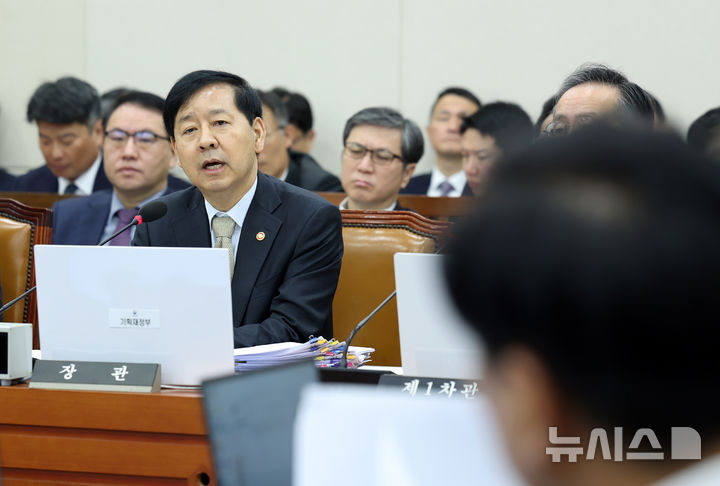 [서울=뉴시스] 고승민 기자 = 구윤철 경제부총리 겸 기획재정부 장관이 30일 서울 여의도 국회에서 열린 기획재정위원회의 기획재정부 등 종합감사에서 의원 질의에 답하고 있다. 2025.10.30. kkssmm99@newsis.com