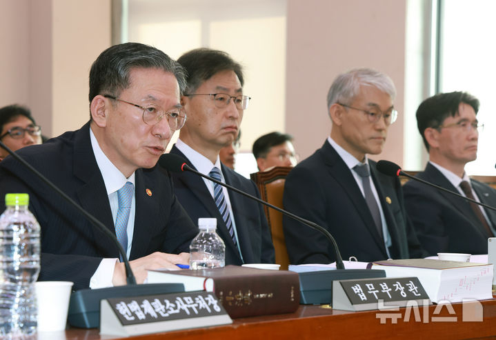 [서울=뉴시스] 고승민 기자 = 정성호 법무부 장관이 30일 서울 여의도 국회에서 열린 법제사법위원회의 법무부 등 종합감사에서 의원 질의에 답하고 있다. 2025.10.30. kkssmm99@newsis.com