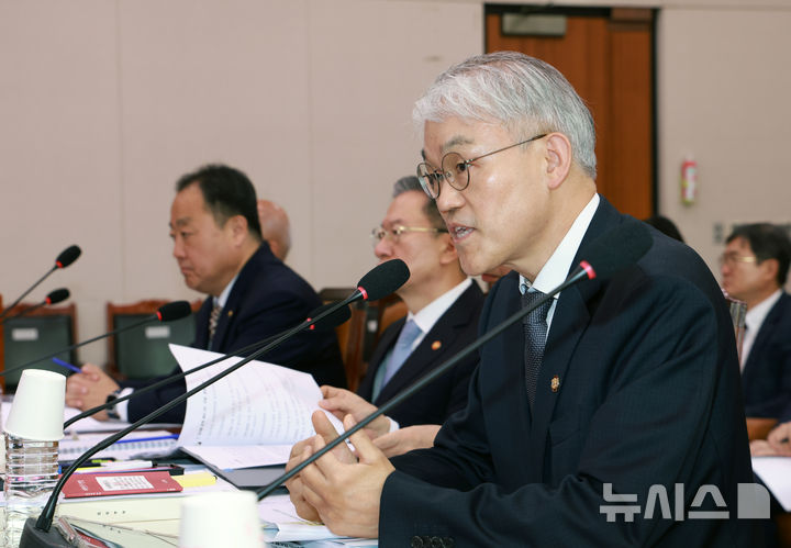 [서울=뉴시스] 고승민 기자 = 천대엽 법원행정처장이 30일 서울 여의도 국회에서 열린 법제사법위원회의 법무부 등 종합감사에서 의원 질의에 답하고 있다. 2025.10.30. kkssmm99@newsis.com