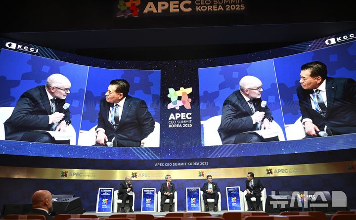 [경주=뉴시스] 추상철 기자 = 30일 경북 경주 예술의전당에서 아시아태평양경제협력체(APEC) 정상회의 최고 경영자(CEO) 서밋(Summit) '세션 10 : 탄력적이고 친환경적인 글로벌 공급망 구축'이 진행되고 있다. 왼쪽부터 폴 그라임스 호주 무역 투자 위원회 CEO, 마사유키 오모토 마루베니 CEO, 게리 코르테(Garry Korte) 핸콕 프로스펙팅 CEO, 장인화 포스코 회장. (공동취재) 2025.10.30. photo@newsis.com