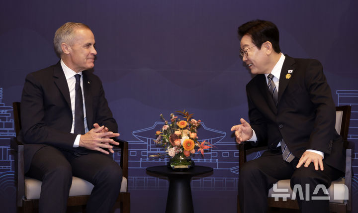 [경주=뉴시스] 최동준 기자 = 이재명 대통령과 마크 카니 캐나다 총리가 30일 경북 경주시 한 호텔에서 한-캐나다 정상회담을 하고 있다. 2025.10.30. photocdj@newsis.com