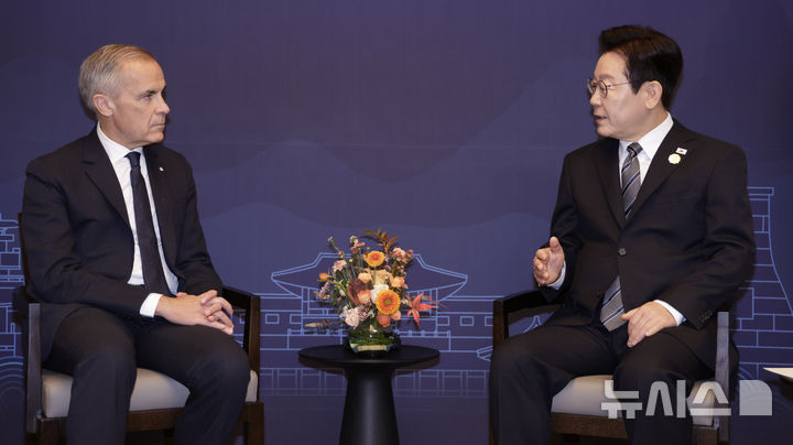 [경주=뉴시스] 최동준 기자 = 이재명 대통령과 마크 카니 캐나다 총리가 30일 경북 경주시 한 호텔에서 한-캐나다 정상회담을 하고 있다. 2025.10.30. photocdj@newsis.com