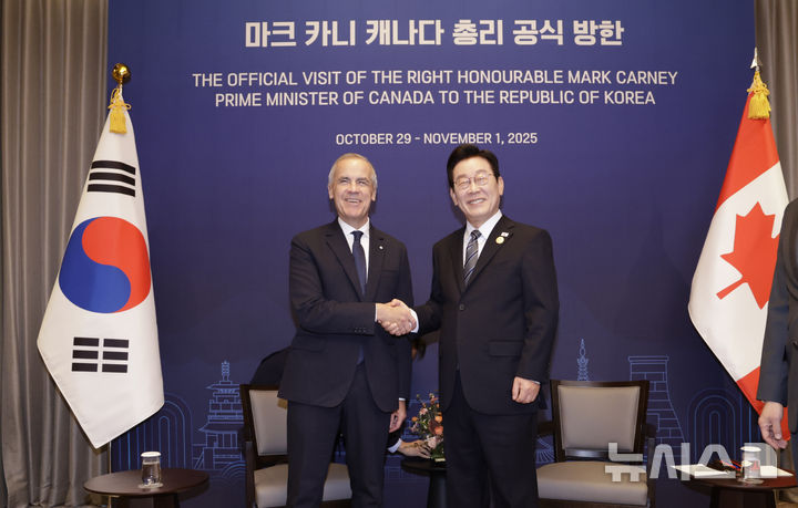 [경주=뉴시스] 최동준 기자 = 이재명 대통령과 마크 카니 캐나다 총리가 30일 경북 경주시 한 호텔에서 한-캐나다 정상회담 기념촬영을 하고 있다. 2025.10.30. photocdj@newsis.com