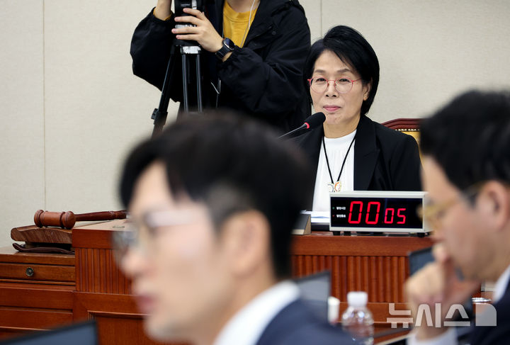 [서울=뉴시스] 김금보 기자 = 최민희 국회 과학기술정보방송통신위원회 위원장이 30일 서울 여의도 국회에서 열린 과학기술정보방송통신위원회 국정감사에서 박충권 국민의힘 의원의 최 위원장 규탄 발언을 들으며 미소를 띠고 있다. 2025.10.30. kgb@newsis.com