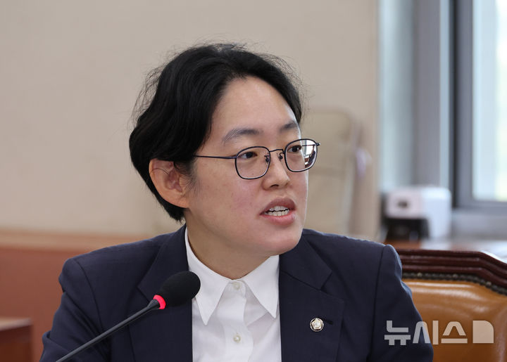 [서울=뉴시스] 김금보 기자 = 조지연 국민의힘 의원이 30일 서울 여의도 국회에서 열린 기후에너지환경노동위원회 국정감사에서 질의를 하고 있다. 2025.10.30. kgb@newsis.com