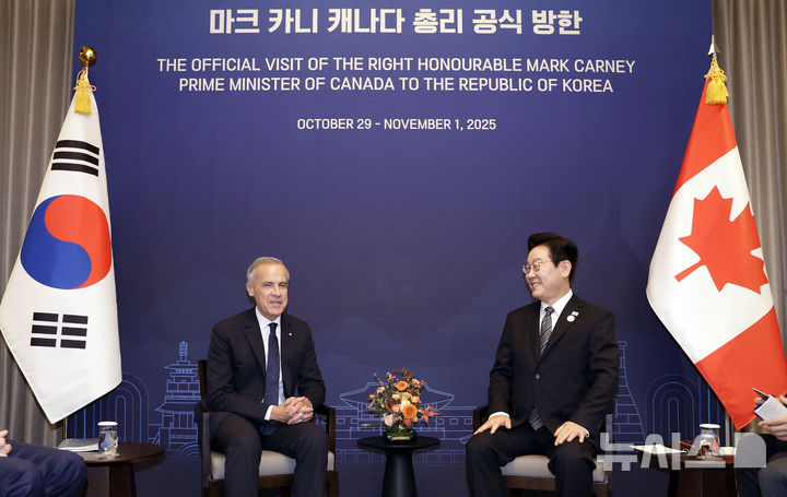[경주=뉴시스] 최동준 기자 = 이재명 대통령과 마크 카니 캐나다 총리가 30일 경북 경주시 한 호텔에서 한-캐나다 정상회담을 하고 있다. 2025.10.30. photocdj@newsis.com