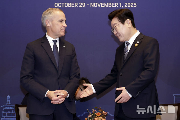 [경주=뉴시스] 최동준 기자 = 이재명 대통령이 30일 경북 경주시 한 호텔에서 마크 카니 캐나다 총리와 한-캐나다 정상회담 기념촬영을 마친 뒤 자리 안내를 하고 있다. 2025.10.30. photocdj@newsis.com