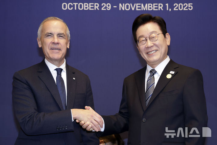[경주=뉴시스] 최동준 기자 = 이재명 대통령과 마크 카니 캐나다 총리가 30일 경북 경주시 한 호텔에서 한-캐나다 정상회담 기념촬영을 하고 있다. 2025.10.30. photocdj@newsis.com