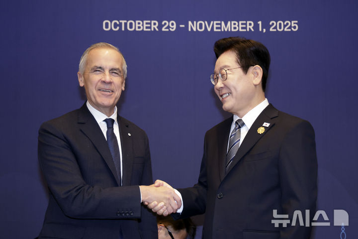 [경주=뉴시스] 최동준 기자 = 이재명 대통령과 마크 카니 캐나다 총리가 30일 경북 경주시 한 호텔에서 한-캐나다 정상회담 기념촬영을 하고 있다. 2025.10.30. photocdj@newsis.com