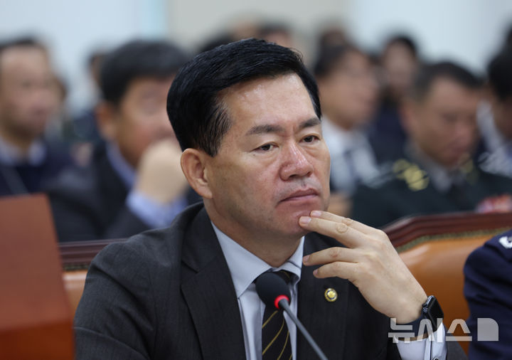 [서울=뉴시스] 김명년 기자 = 석종건 방위사업청장이 30일 오전 서울 여의도 국회 국방위원회에서 열린 국방부에 대한 종합감사에서 생각에 잠겨 있다. 2025.10.30. kmn@newsis.com