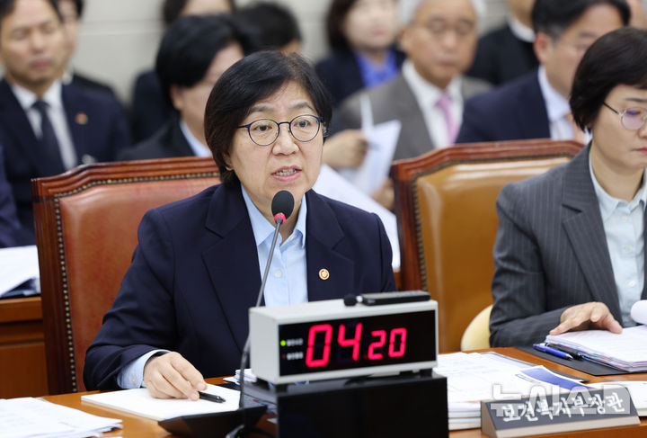 [서울=뉴시스] 김명년 기자 = 정은경 보건복지부 장관이 30일 오전 서울 여의도 국회 보건복지위원회에서 열린 보건복지부 등에 대한 종합감사에서 답변하고 있다. 2025.10.30. kmn@newsis.com