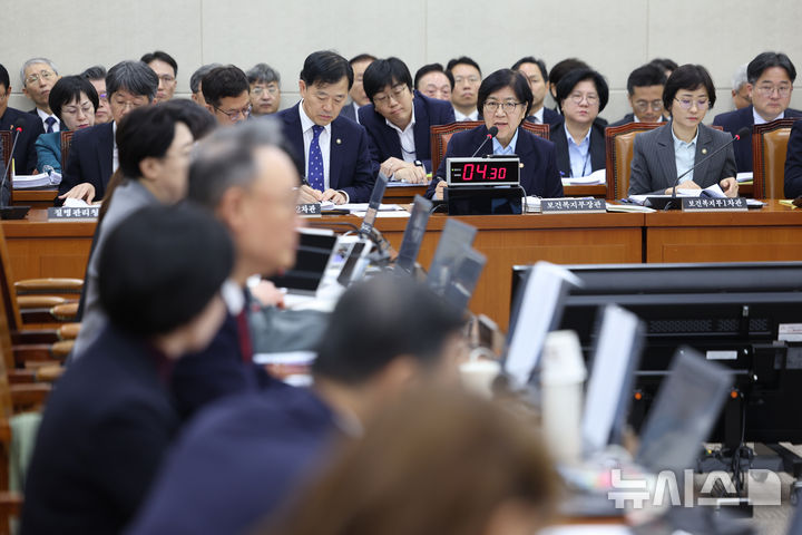 [서울=뉴시스] 김명년 기자 = 정은경 보건복지부 장관이 30일 오전 서울 여의도 국회 보건복지위원회에서 열린 보건복지부 등에 대한 종합감사에서 답변하고 있다. 2025.10.30. kmn@newsis.com