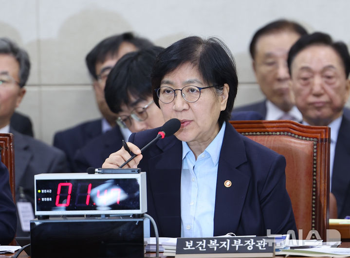 [서울=뉴시스] 김명년 기자 = 정은경 보건복지부 장관이 30일 오전 서울 여의도 국회 보건복지위원회에서 열린 보건복지부 등에 대한 종합감사에서 답변하고 있다. 2025.10.30. kmn@newsis.com