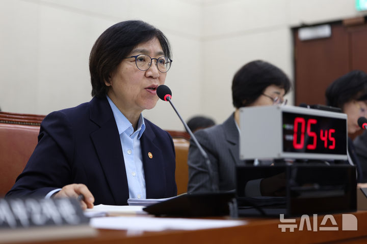 [서울=뉴시스] 김명년 기자 = 정은경 보건복지부 장관이 30일 오전 서울 여의도 국회 보건복지위원회에서 열린 보건복지부 등에 대한 종합감사에서 답변하고 있다. 2025.10.30. kmn@newsis.com