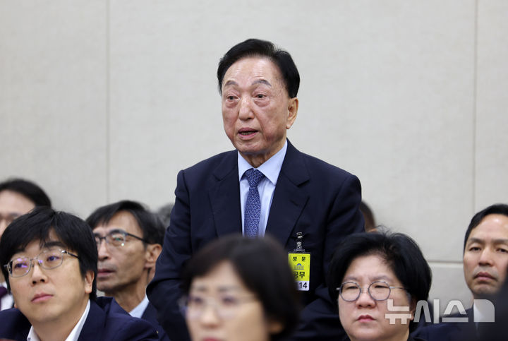 [서울=뉴시스] 김명년 기자 = 김철수 대한적십자사 회장이 지난 10월 30일 오전 서울 여의도 국회 보건복지위원회에서 열린 보건복지부 등에 대한 종합감사에서 질의에 답하는 모습. 2025.10.30. kmn@newsis.com