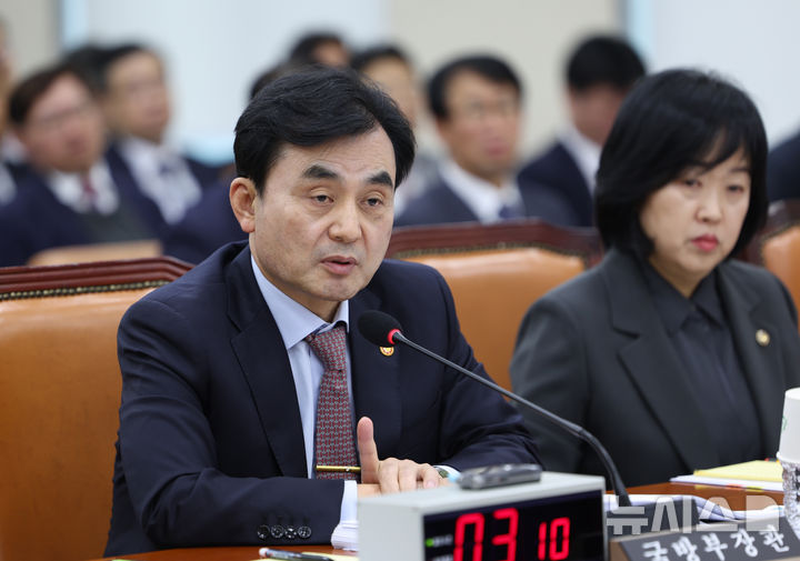 [서울=뉴시스] 김명년 기자 = 안규백 국방부 장관이 30일 오전 서울 여의도 국회 국방위원회에서 열린 국방부에 대한 종합감사에서 질의에 답하고 있다. 2025.10.30. kmn@newsis.com