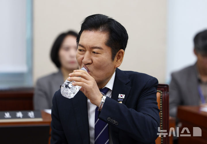 [서울=뉴시스] 김명년 기자 = 정청래 더불어민주당 대표가 30일 오전 서울 여의도 국회 국방위원회에서 열린 국방부에 대한 종합감사에서 물을 마시고 있다. 2025.10.30. kmn@newsis.com