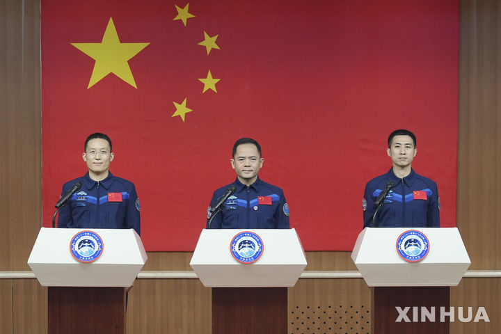 [주취안=신화/뉴시스] 중국이 유인우주선 ‘선저우(神舟) 21호’를 31일 밤 발사한다. 사진은 30일 선저우 21호 우주인 장루(張陸·가운데), 우페이(武飛·오른쪽), 장훙장(張洪章)이 간쑤성 주취안위성발사센터에서 열린 기자회견에 참석한 모습. 2025.10.30 