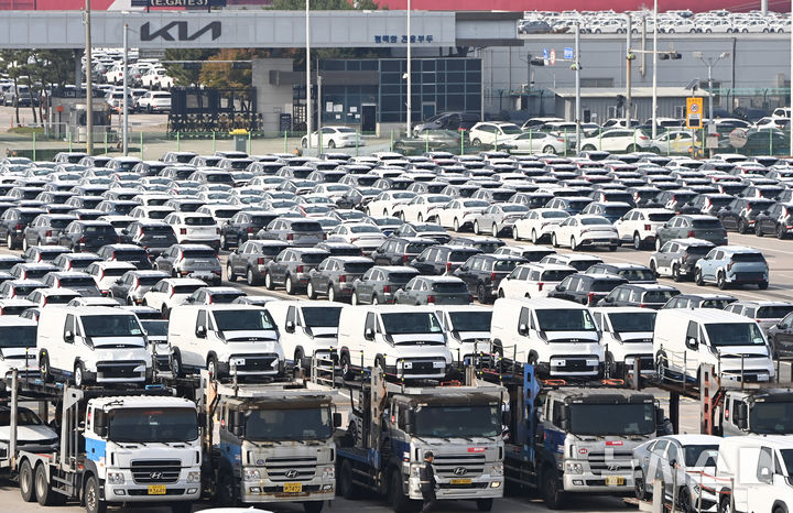 [평택=뉴시스] 김종택 기자 = 30일 경기 평택시 포승읍 평택항 자동차 전용부두에 선적을 기다리는 수출용 차량이 세워져 있다. 2025.10.30. jtk@newsis.com