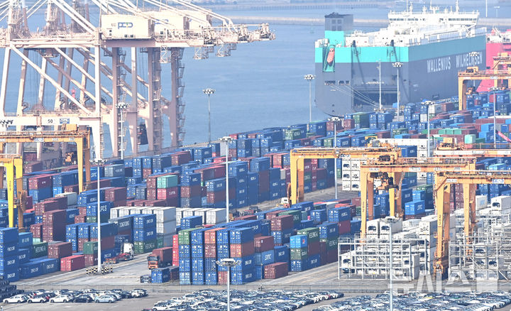 [평택=뉴시스] 김종택 기자 = 사진은 지난달 30일 경기 평택시 포승읍 평택항에 수출입 컨테이너가 쌓여 있는 모습. 2025.10.30. jtk@newsis.com