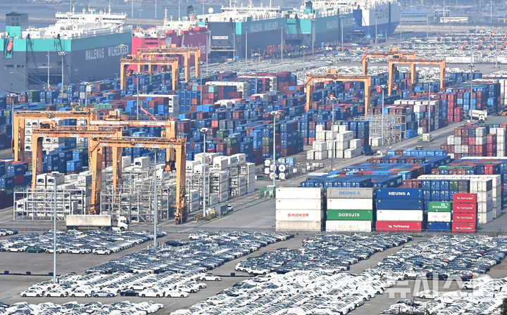 [평택=뉴시스] 김종택 기자 = 30일 경기 평택시 포승읍 평택항에 수출입 컨테이너가 쌓여 있다.  한미 정상회담을 계기로 양국간 관세협상이 타결됨에 따라 미국은 우리나라에 대한 상호관세를 15%로 유지하고 자동차 및 부품 관세도 현행 25%에서 15%로 인하하기로 했다. 2025.10.30. jtk@newsis.com