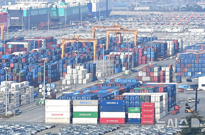 [평택=뉴시스] 김종택 기자 = 30일 경기 평택시 포승읍 평택항에 수출입 컨테이너가 쌓여 있다. 2025.10.30. jtk@newsis.com