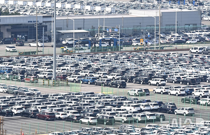 [평택=뉴시스] 김종택 기자 = 30일 경기 평택시 포승읍 평택항 자동차 전용부두에 선적을 기다리는 수출용 차량이 세워져 있다. 2025.10.30. jtk@newsis.com