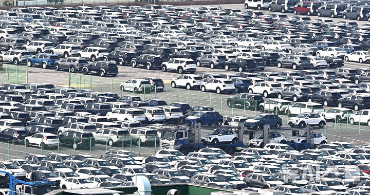 [평택=뉴시스] 김종택 기자 = 30일 경기 평택시 포승읍 평택항 자동차 전용부두에 선적을 기다리는 수출용 차량이 세워져 있다.   한미 정상회담을 계기로 양국간 관세협상이 타결됨에 따라 미국은 우리나라에 대한 상호관세를 15%로 유지하고 자동차 및 부품 관세도 현행 25%에서 15%로 인하하기로 했다. 2025.10.30. jtk@newsis.com