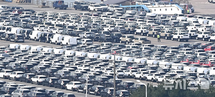 [평택=뉴시스] 김종택 기자 = 30일 경기 평택시 포승읍 평택항 자동차 전용부두에 선적을 기다리는 수출용 차량이 세워져 있다.2025.10.30. jtk@newsis.com
