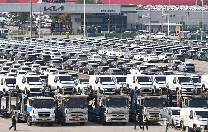 [평택=뉴시스] 김종택 기자 = 경기 평택시 포승읍 평택항 자동차 전용부두에 선적을 기다리는 수출용 차량이 세워져 있다.  한미 정상회담을 계기로 양국간 관세협상이 타결됨에 따라 미국은 우리나라에 대한 상호관세를 15%로 유지하고 자동차 및 부품 관세도 현행 25%에서 15%로 인하하기로 했다. 2025.10.30. jtk@newsis.com