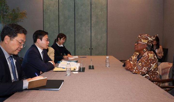 [서울=뉴시스] 여한구 산업통상부 통상교섭본부장이 30일 경북 경주시 소노캄에서 응고지 오콘조-이웰라 WTO 사무총장과 면담하고 있다. (사진=산업통상부 제공) 2025.10.30. photo@newsis.com *재판매 및 DB 금지