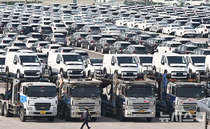 [평택=뉴시스] 김종택 기자 = 30일 경기 평택시 포승읍 평택항 자동차 전용부두에 선적을 기다리는 수출용 차량이 세워져 있다. 2025.10.30. jtk@newsis.com