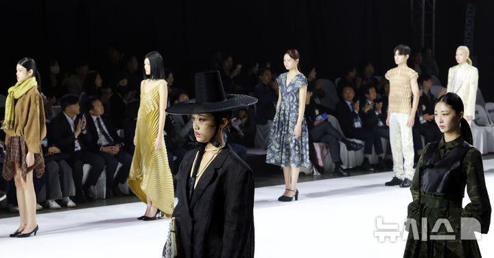  [부산=뉴시스] 하경민 기자 = '2025 패패부산(부산국제신발섬유패션전시회)·부산패션위크' 개막식이 열린 30일 부산 해운대구 벡스코 제1전시장에서 국내외 20개 브랜드가 참여하는 연합 오프닝 패션쇼가 펼쳐지고 있다. 올해 33회째인 패패부산에는 387개 기업이 참여해 신발, 섬유, 패션산업의 최신 기술과 경향을 소개하고, 부산패션위크에서는 국내 16개 브랜드와 해외 4개 브랜드가 참여하는 글로벌 브랜드 패션쇼와 부산 9개 대학 패션쇼가 열린다. 이들 행사는 오는 11월1일까지 사흘간 계속된다. 2025.10.30. yulnetphoto@newsis.com