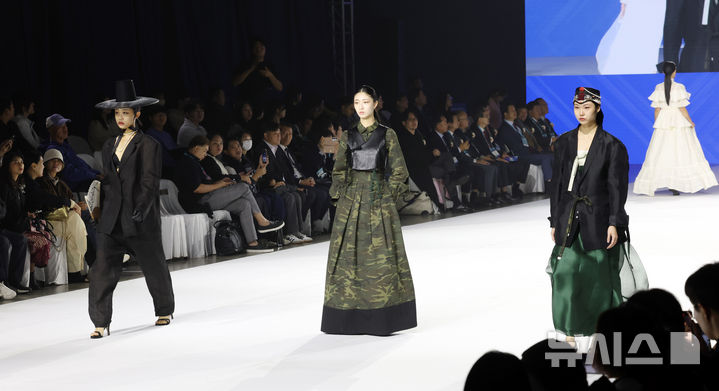  [부산=뉴시스] 하경민 기자 = '2025 패패부산(부산국제신발섬유패션전시회)·부산패션위크' 개막식이 열린 30일 부산 해운대구 벡스코 제1전시장에서 국내외 20개 브랜드가 참여하는 연합 오프닝 패션쇼가 펼쳐지고 있다. 올해 33회째인 패패부산에는 387개 기업이 참여해 신발, 섬유, 패션산업의 최신 기술과 경향을 소개하고, 부산패션위크에서는 국내 16개 브랜드와 해외 4개 브랜드가 참여하는 글로벌 브랜드 패션쇼와 부산 9개 대학 패션쇼가 열린다. 이들 행사는 오는 11월1일까지 사흘간 계속된다. 2025.10.30. yulnetphoto@newsis.com