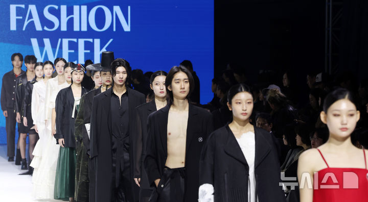  [부산=뉴시스] 하경민 기자 = '2025 패패부산(부산국제신발섬유패션전시회)·부산패션위크' 개막식 오프닝 패션쇼. 2025.10.30. yulnetphoto@newsis.com