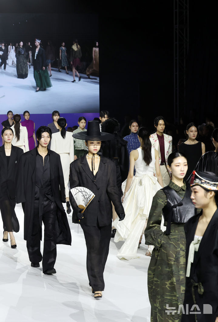  [부산=뉴시스] 하경민 기자 = '2025 패패부산(부산국제신발섬유패션전시회)·부산패션위크' 개막식이 열린 30일 부산 해운대구 벡스코 제1전시장에서 국내외 20개 브랜드가 참여하는 연합 오프닝 패션쇼가 펼쳐지고 있다. 올해 33회째인 패패부산에는 387개 기업이 참여해 신발, 섬유, 패션산업의 최신 기술과 경향을 소개하고, 부산패션위크에서는 국내 16개 브랜드와 해외 4개 브랜드가 참여하는 글로벌 브랜드 패션쇼와 부산 9개 대학 패션쇼가 열린다. 이들 행사는 오는 11월1일까지 사흘간 계속된다. 2025.10.30. yulnetphoto@newsis.com