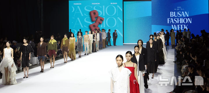  [부산=뉴시스] 하경민 기자 = '2025 패패부산(부산국제신발섬유패션전시회)·부산패션위크' 개막식이 열린 30일 부산 해운대구 벡스코 제1전시장에서 국내외 20개 브랜드가 참여하는 연합 오프닝 패션쇼가 펼쳐지고 있다. 올해 33회째인 패패부산에는 387개 기업이 참여해 신발, 섬유, 패션산업의 최신 기술과 경향을 소개하고, 부산패션위크에서는 국내 16개 브랜드와 해외 4개 브랜드가 참여하는 글로벌 브랜드 패션쇼와 부산 9개 대학 패션쇼가 열린다. 이들 행사는 오는 11월1일까지 사흘간 계속된다. 2025.10.30. yulnetphoto@newsis.com