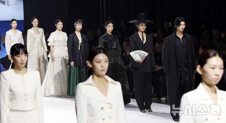  [부산=뉴시스] 하경민 기자 = '2025 패패부산(부산국제신발섬유패션전시회)·부산패션위크' 개막식이 열린 30일 부산 해운대구 벡스코 제1전시장에서 국내외 20개 브랜드가 참여하는 연합 오프닝 패션쇼가 펼쳐지고 있다. 올해 33회째인 패패부산에는 387개 기업이 참여해 신발, 섬유, 패션산업의 최신 기술과 경향을 소개하고, 부산패션위크에서는 국내 16개 브랜드와 해외 4개 브랜드가 참여하는 글로벌 브랜드 패션쇼와 부산 9개 대학 패션쇼가 열린다. 이들 행사는 오는 11월1일까지 사흘간 계속된다. 2025.10.30. yulnetphoto@newsis.com