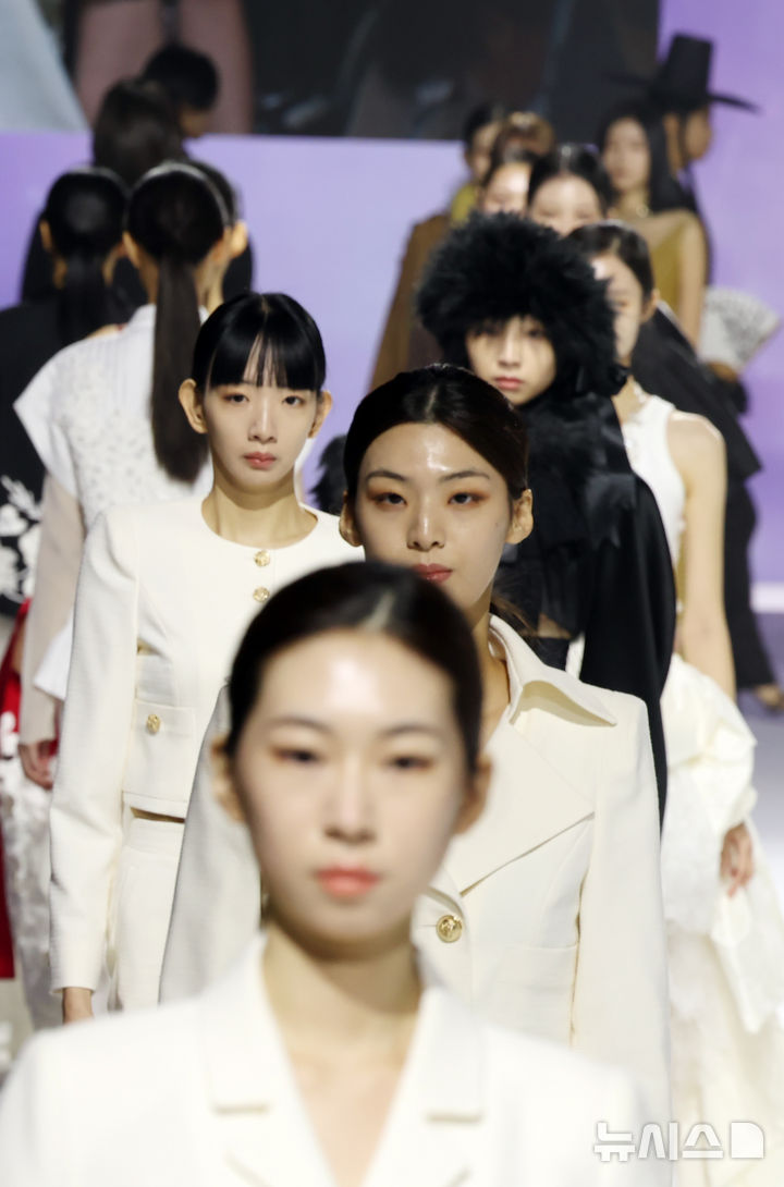  [부산=뉴시스] 하경민 기자 = '2025 패패부산(부산국제신발섬유패션전시회)·부산패션위크' 개막식이 열린 30일 부산 해운대구 벡스코 제1전시장에서 국내외 20개 브랜드가 참여하는 연합 오프닝 패션쇼가 펼쳐지고 있다. 올해 33회째인 패패부산에는 387개 기업이 참여해 신발, 섬유, 패션산업의 최신 기술과 경향을 소개하고, 부산패션위크에서는 국내 16개 브랜드와 해외 4개 브랜드가 참여하는 글로벌 브랜드 패션쇼와 부산 9개 대학 패션쇼가 열린다. 이들 행사는 오는 11월1일까지 사흘간 계속된다. 2025.10.30. yulnetphoto@newsis.com