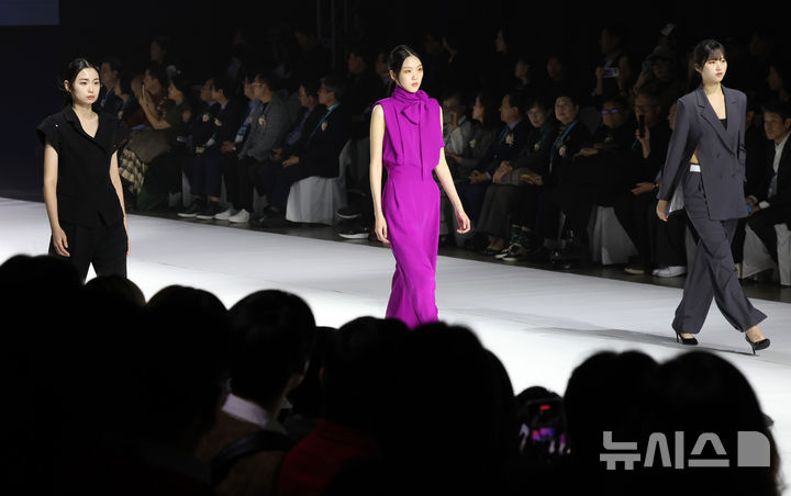  [부산=뉴시스] 하경민 기자 = '2025 패패부산(부산국제신발섬유패션전시회)·부산패션위크' 개막식이 열린 30일 부산 해운대구 벡스코 제1전시장에서 국내외 20개 브랜드가 참여하는 연합 오프닝 패션쇼가 펼쳐지고 있다. 올해 33회째인 패패부산에는 387개 기업이 참여해 신발, 섬유, 패션산업의 최신 기술과 경향을 소개하고, 부산패션위크에서는 국내 16개 브랜드와 해외 4개 브랜드가 참여하는 글로벌 브랜드 패션쇼와 부산 9개 대학 패션쇼가 열린다. 이들 행사는 오는 11월1일까지 사흘간 계속된다. 2025.10.30. yulnetphoto@newsis.com