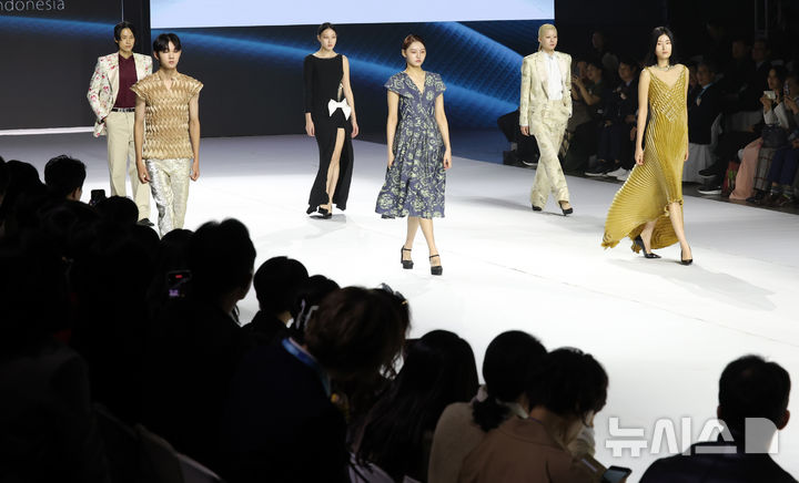  [부산=뉴시스] 하경민 기자 = '2025 패패부산(부산국제신발섬유패션전시회)·부산패션위크' 개막식이 열린 30일 부산 해운대구 벡스코 제1전시장에서 국내외 20개 브랜드가 참여하는 연합 오프닝 패션쇼가 펼쳐지고 있다. 올해 33회째인 패패부산에는 387개 기업이 참여해 신발, 섬유, 패션산업의 최신 기술과 경향을 소개하고, 부산패션위크에서는 국내 16개 브랜드와 해외 4개 브랜드가 참여하는 글로벌 브랜드 패션쇼와 부산 9개 대학 패션쇼가 열린다. 이들 행사는 오는 11월1일까지 사흘간 계속된다. 2025.10.30. yulnetphoto@newsis.com