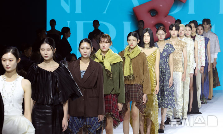  [부산=뉴시스] 하경민 기자 = '2025 패패부산(부산국제신발섬유패션전시회)·부산패션위크' 개막식이 열린 30일 부산 해운대구 벡스코 제1전시장에서 국내외 20개 브랜드가 참여하는 연합 오프닝 패션쇼가 펼쳐지고 있다. 올해 33회째인 패패부산에는 387개 기업이 참여해 신발, 섬유, 패션산업의 최신 기술과 경향을 소개하고, 부산패션위크에서는 국내 16개 브랜드와 해외 4개 브랜드가 참여하는 글로벌 브랜드 패션쇼와 부산 9개 대학 패션쇼가 열린다. 이들 행사는 오는 11월1일까지 사흘간 계속된다. 2025.10.30. yulnetphoto@newsis.com