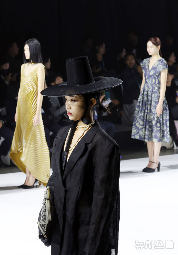  [부산=뉴시스] 하경민 기자 = '2025 패패부산(부산국제신발섬유패션전시회)·부산패션위크' 개막식이 열린 30일 부산 해운대구 벡스코 제1전시장에서 국내외 20개 브랜드가 참여하는 연합 오프닝 패션쇼가 펼쳐지고 있다. 올해 33회째인 패패부산에는 387개 기업이 참여해 신발, 섬유, 패션산업의 최신 기술과 경향을 소개하고, 부산패션위크에서는 국내 16개 브랜드와 해외 4개 브랜드가 참여하는 글로벌 브랜드 패션쇼와 부산 9개 대학 패션쇼가 열린다. 이들 행사는 오는 11월1일까지 사흘간 계속된다. 2025.10.30. yulnetphoto@newsis.com