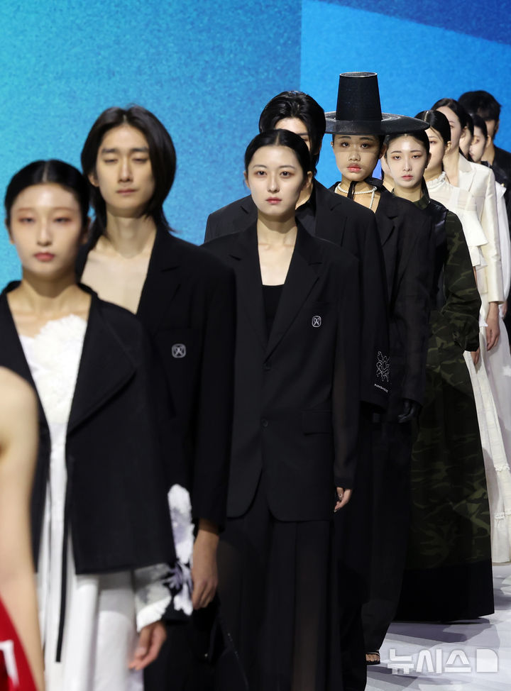  [부산=뉴시스] 하경민 기자 = '2025 패패부산(부산국제신발섬유패션전시회)·부산패션위크' 개막식이 열린 30일 부산 해운대구 벡스코 제1전시장에서 국내외 20개 브랜드가 참여하는 연합 오프닝 패션쇼가 펼쳐지고 있다. 올해 33회째인 패패부산에는 387개 기업이 참여해 신발, 섬유, 패션산업의 최신 기술과 경향을 소개하고, 부산패션위크에서는 국내 16개 브랜드와 해외 4개 브랜드가 참여하는 글로벌 브랜드 패션쇼와 부산 9개 대학 패션쇼가 열린다. 이들 행사는 오는 11월1일까지 사흘간 계속된다. 2025.10.30. yulnetphoto@newsis.com