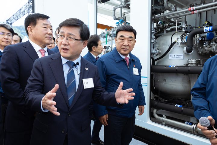 [서울=뉴시스] 김성환 기후에너지환경부장관이 30일 울산 북구 현대자동차 울산공장에서 열린 '현대차 수소연료전지 공장 기공식'에 참석해 시설을 둘러보고 있다. (사진=기후에너지환경부 제공) 2025.10.30. photo@newsis.com *재판매 및 DB 금지