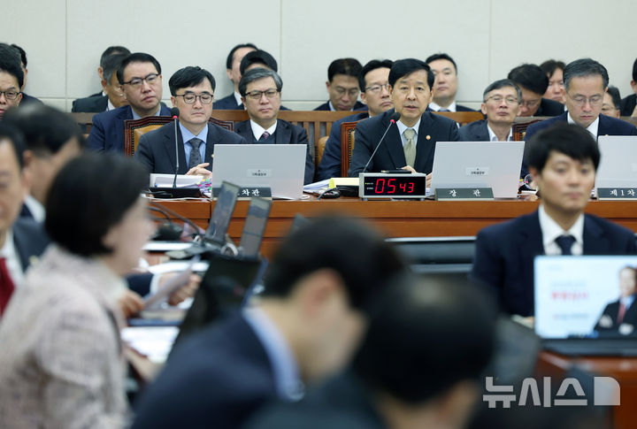 [서울=뉴시스] 고승민 기자 = 구윤철 경제부총리 겸 기획재정부 장관이 30일 서울 여의도 국회에서 열린 기획재정위원회의 기획재정부 등 종합감사에서 의원 질의에 답하고 있다. 2025.10.30. kkssmm99@newsis.com